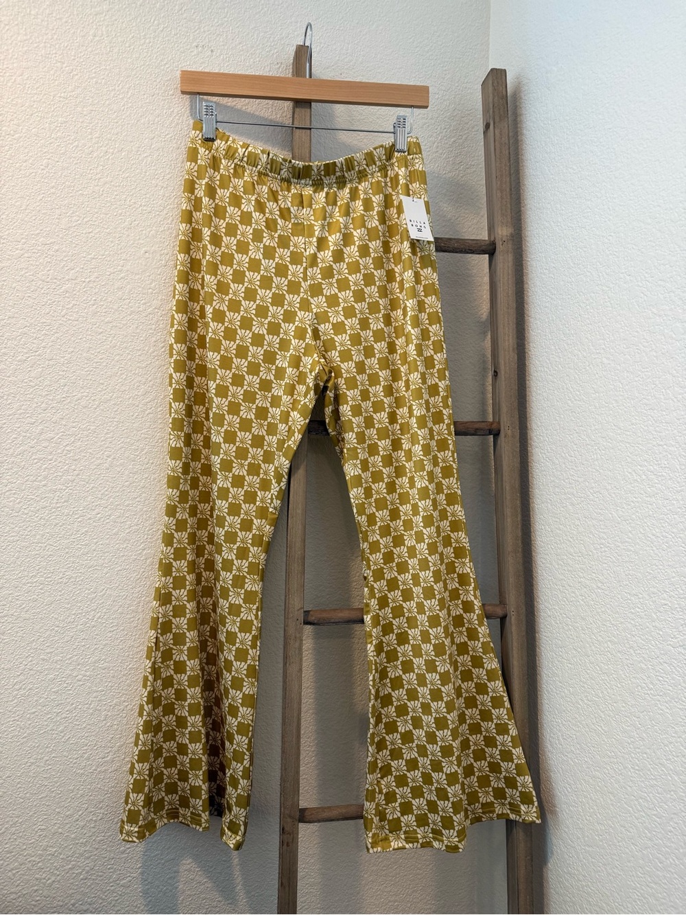 NWT✨ Billabong women’s Mustard Yellow Geometric Flare Leggings